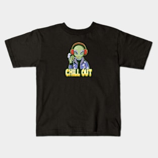 Extraterrestrial Echo: Alien Wearing Headphones Kids T-Shirt